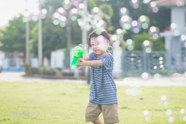 Asyalı çocuk çekim kabarcıklar kabarcık tüfek 