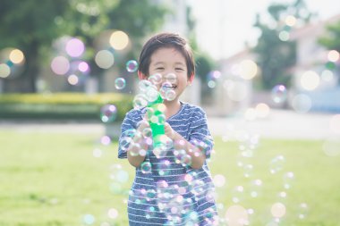 Asyalı çocuk çekim kabarcıklar kabarcık tüfek 
