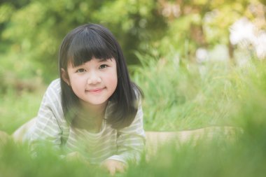 Asyalı kız bir alanda yalan