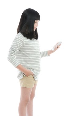 Beyaz arka plan üzerinde izole cep telefonuyla kız