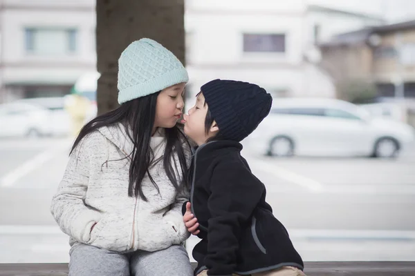 Азиатская сестра и брат целуются — стоковое фото
