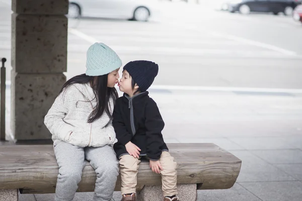 Asiático niño hermana y hermano besos — Foto de Stock