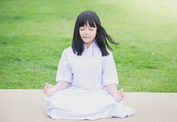 Chica asiática vistiendo vestido blanco meditando — Foto de Stock