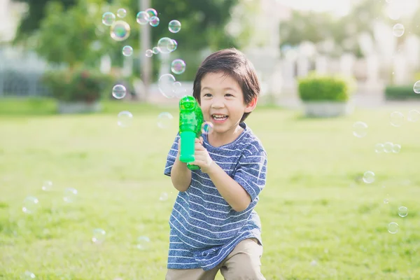 Ασιατικές παιδί γυρίσματα φυσαλίδες από Bubble Gun — Φωτογραφία Αρχείου