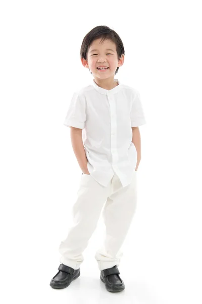 Heureux petit asiatique garçon sur blanc fond isolé — Photo