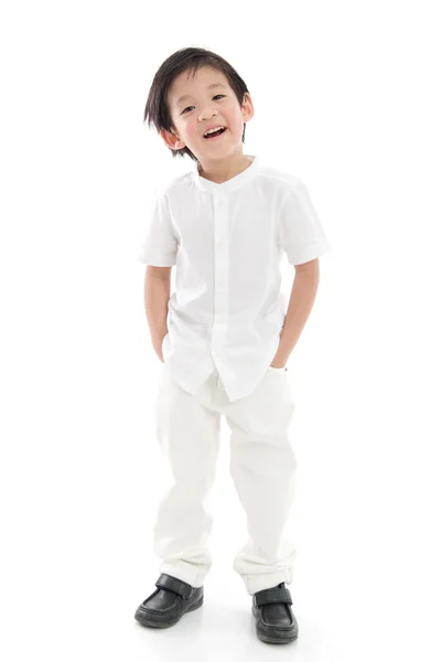 Glad liten asiatiska pojke på vit bakgrund isolerade — Stockfoto