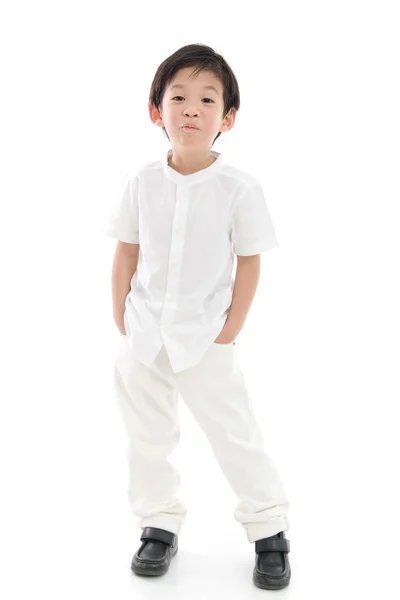 Šťastný chlapec asijské na bílém pozadí, samostatný — Stock fotografie