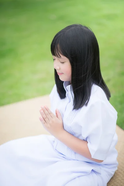 Girl praying in the park — Stock Photo, Image