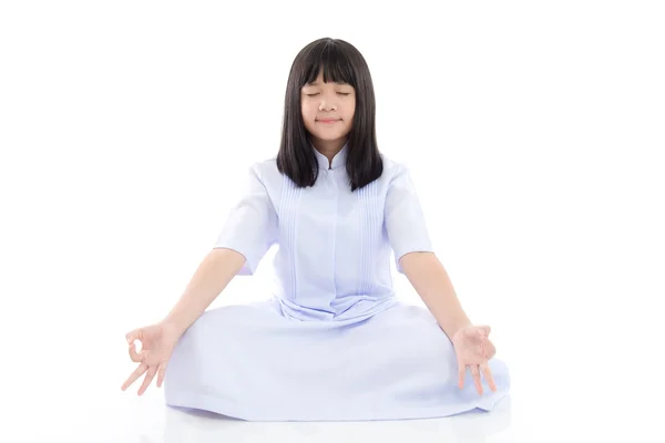 Hermosa chica asiática con vestido blanco meditando — Foto de Stock