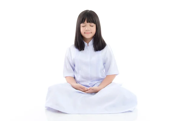 Vackra asiatiska flicka klädd i vit klänning mediterar — Stockfoto