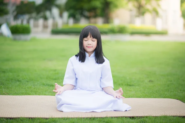 Menina asiática vestindo vestido branco meditando — Fotografia de Stock