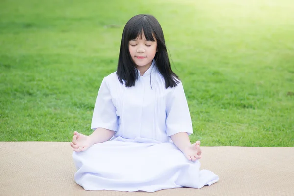 Chica asiática vistiendo vestido blanco meditando — Foto de Stock