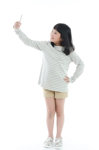 Menina com telefone celular isolado no fundo branco — Fotografia de Stock