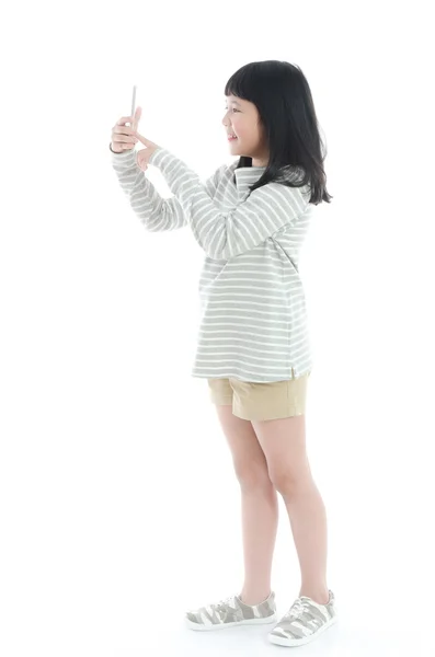 Дівчина з мобільним телефоном ізольована на білому тлі — стокове фото