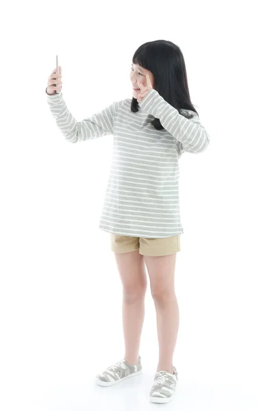 Menina com telefone celular isolado no fundo branco — Fotografia de Stock