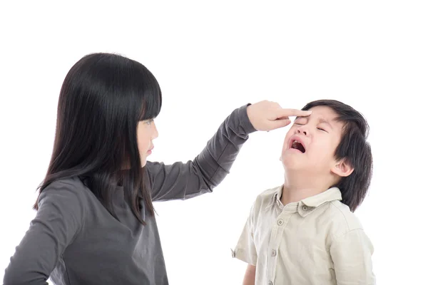 Asiática hermana y hermano peleando — Foto de Stock