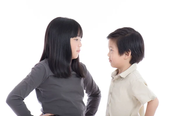 Asyalı kız ve erkek kardeş kavga — Stok fotoğraf