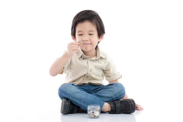 Leuke Aziatische kind geld besparen in glazen fles — Stockfoto