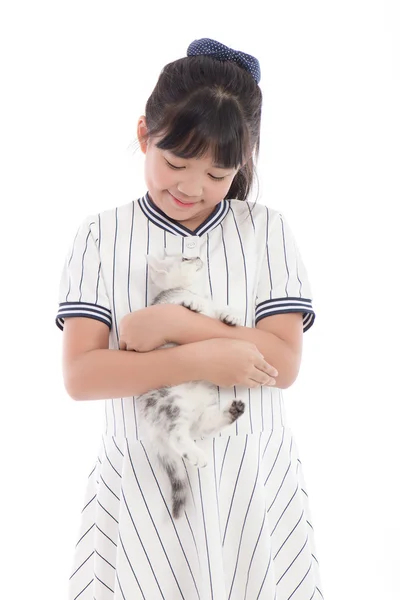 Menina asiática jogando com gatinho adorável tabby — Fotografia de Stock