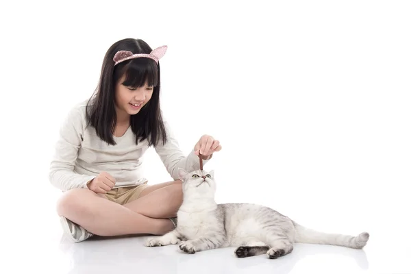 Schön asiatische Mädchen Fütterung Snack zu niedlichen Kätzchen — Stockfoto