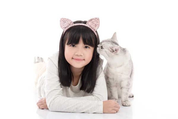 Kotě líbání Asijská dívka — Stock fotografie