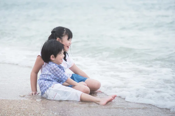 Niños asiáticos jugando en la playa — Foto de Stock