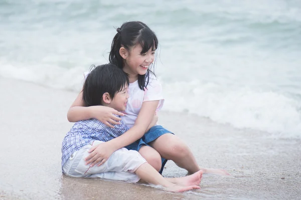 Niños asiáticos jugando en la playa —  Fotos de Stock