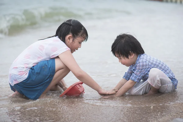 亚洲的孩子们在沙滩上玩 — 图库照片