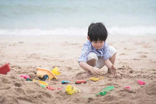 Asiático chico jugando en la playa — Foto de Stock