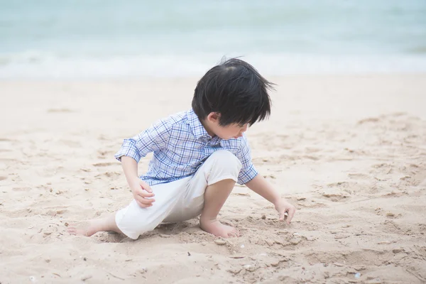 Asiático chico jugando en la playa — Foto de Stock