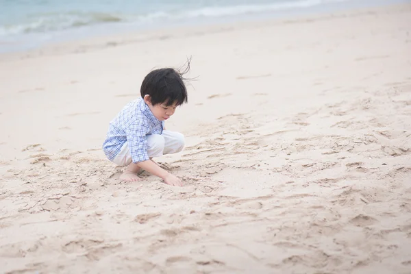 Asiático chico jugando en la playa — Foto de Stock