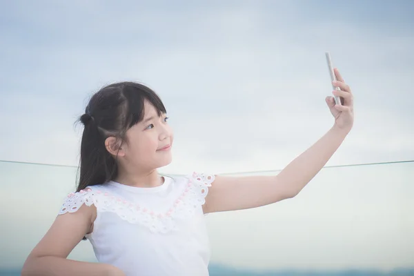 Chica asiática uso teléfono inteligente tomar foto — Foto de Stock