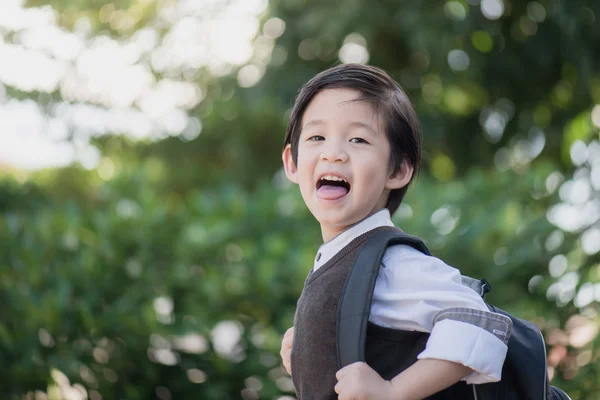 Asiatique étudiant avec sac à dos — Photo