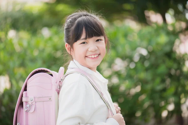 Asiática escuela chica con rosa mochila — Foto de Stock