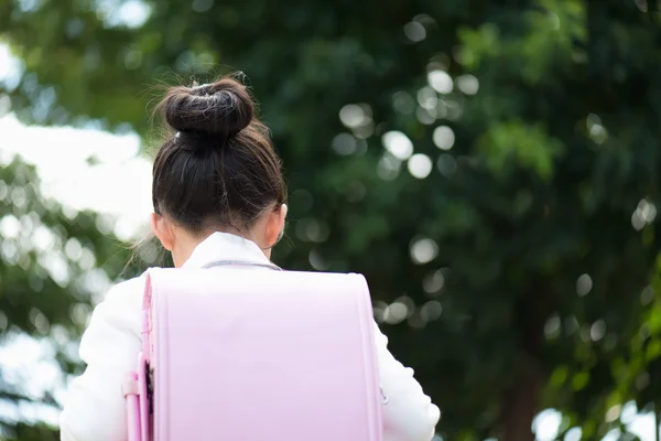 Азиатская школьница с розовым рюкзаком — стоковое фото