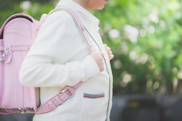 Asiatisk skolflicka med rosa ryggsäck — Stockfoto