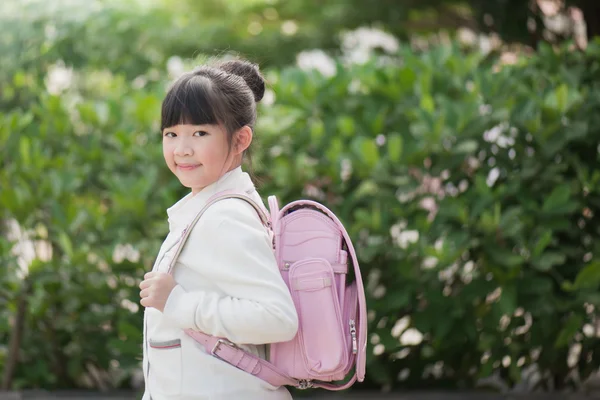 Asiatisk skolflicka med rosa ryggsäck — Stockfoto