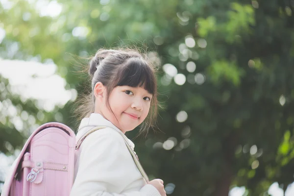 Asiática escuela chica con rosa mochila — Foto de Stock