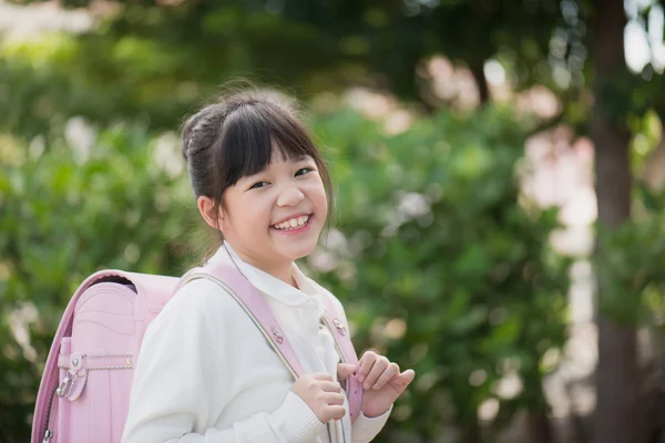 Menina da escola asiática com mochila rosa — Fotografia de Stock