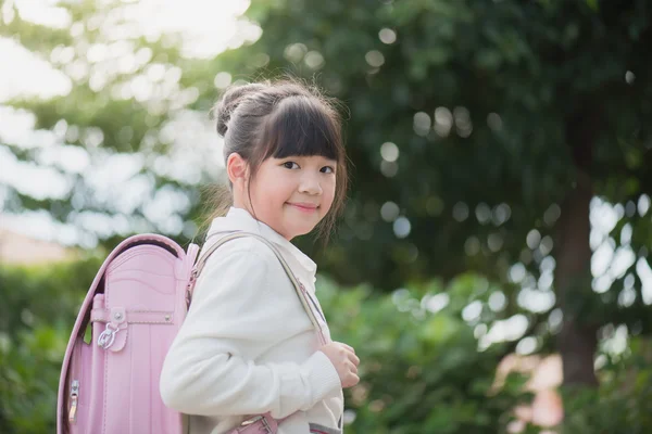 Азиатская школьница с розовым рюкзаком — стоковое фото