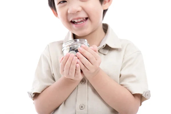 Bonito criança asiática economizando dinheiro em garrafa de vidro — Fotografia de Stock