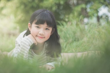 Asyalı kız bir alanda yalan