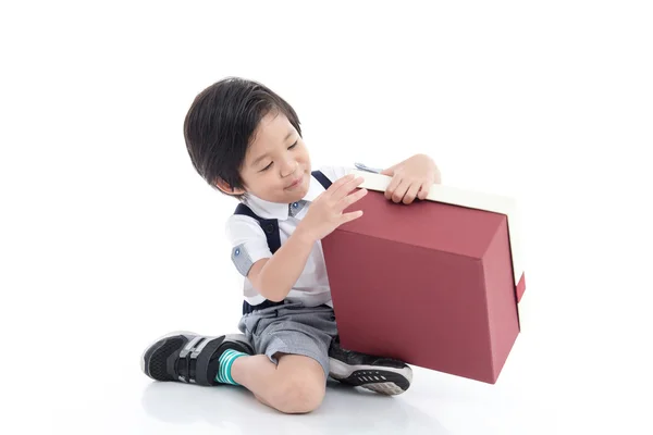 Dziecko, otwierając pudełko obecny na białym tle — Zdjęcie stockowe