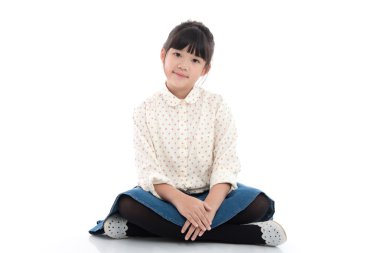 Güzel Asyalı kız oturuyor 