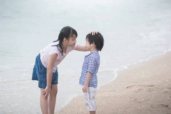 Bella ragazza asiatica è confortante il suo fratello piangendo — Foto Stock