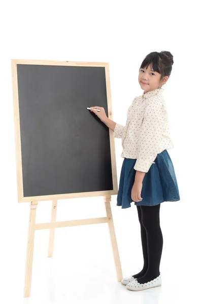 Aziatisch meisje met zwarte bord op witte achtergrond — Stockfoto