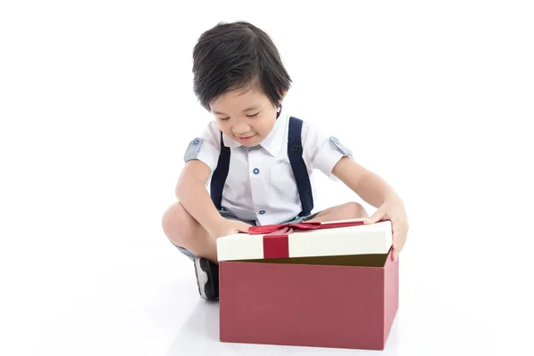 Regalo di apertura del bambino scatola regalo su sfondo bianco — Foto Stock