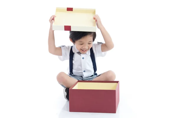 Barn öppnar närvarande presentförpackning på vit bakgrund — Stockfoto