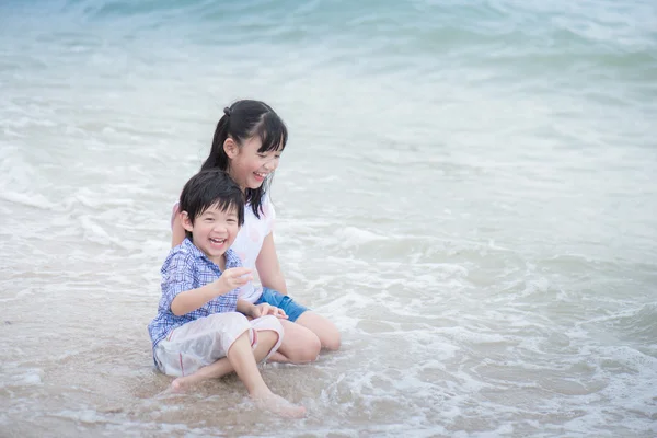 Азиатские дети играют на пляже — стоковое фото