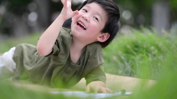 mignon asiatique enfant dessin image avec crayon 